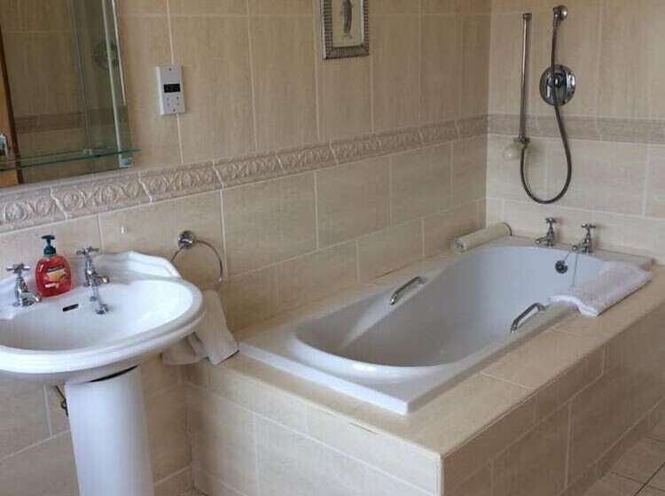 Семейный Номер, Cashen Course House