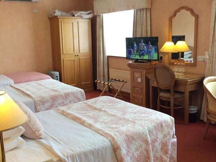 Cameră Familiară, Cashen Course House