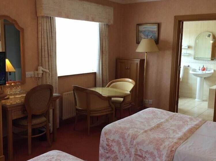 Семейный Номер, Cashen Course House
