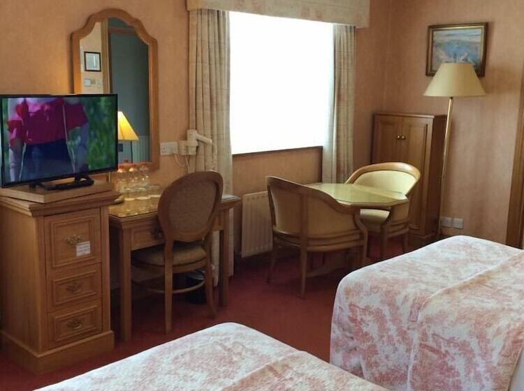 Cameră Familiară, Cashen Course House