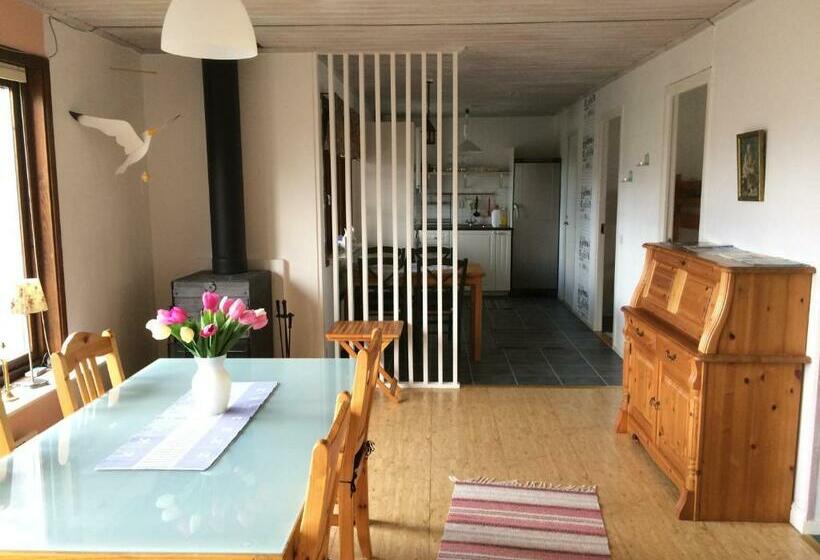 Дом 3 Спальни, Tuvagård B&b Vindhästar