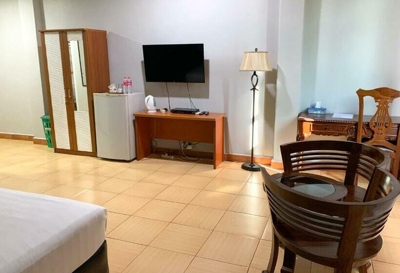 Номер Deluxe, Central City