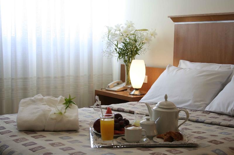 اتاق استاندارد سه نفره, Ariston