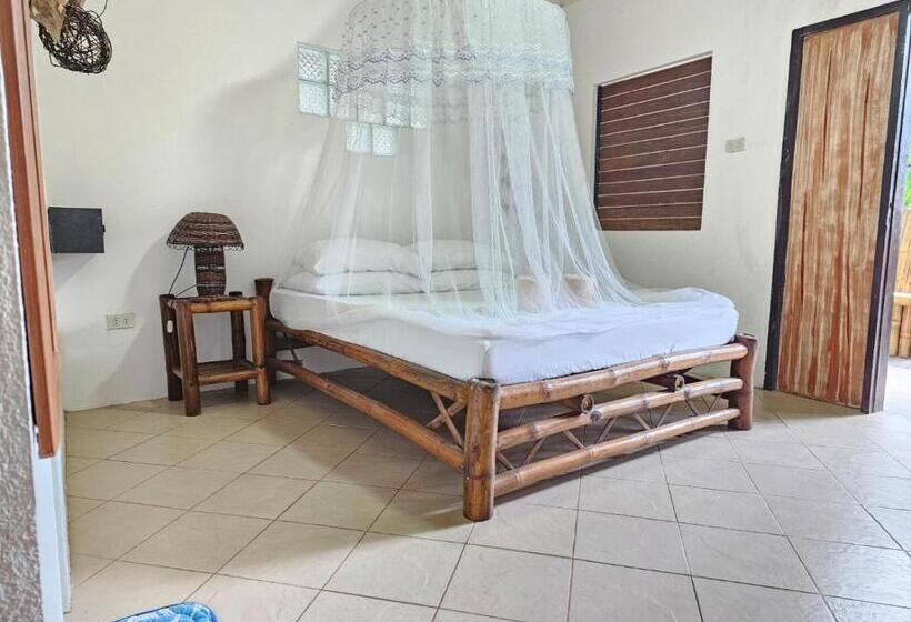 Номер Deluxe, Big Bamboo Beach Resort Sipalay