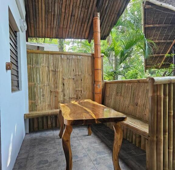 Номер Deluxe, Big Bamboo Beach Resort Sipalay