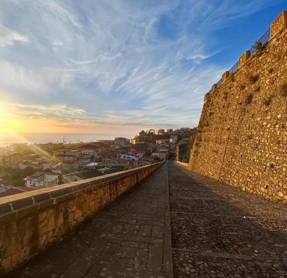 استودیوی لوکس, Il Borgo