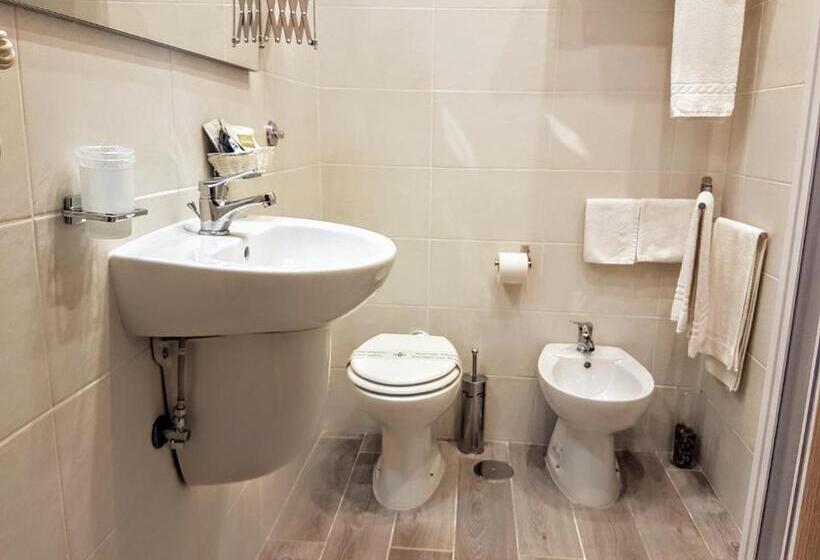 اتاق استاندارد با تخت بزرگ, B&b Napoli Storica
