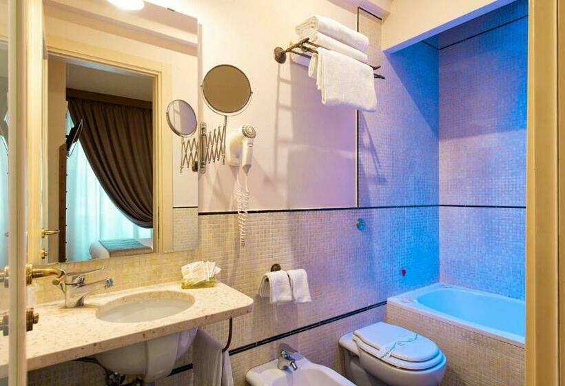 اتاق استاندارد سه نفره, Grand Hotel Europa & Restaurant