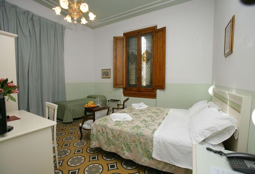 اتاق استاندارد سه نفره, Desiree