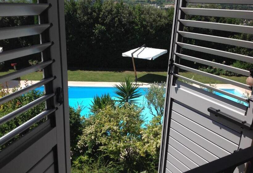 اتاق استاندارد با چشم‌انداز استخر, B&b Villa Fioreconero