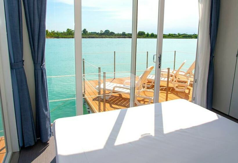 スタンダードバンガロー, Floating Resort