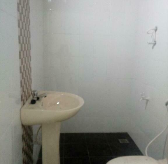 اتاق خانوادگی, Amadi Rest