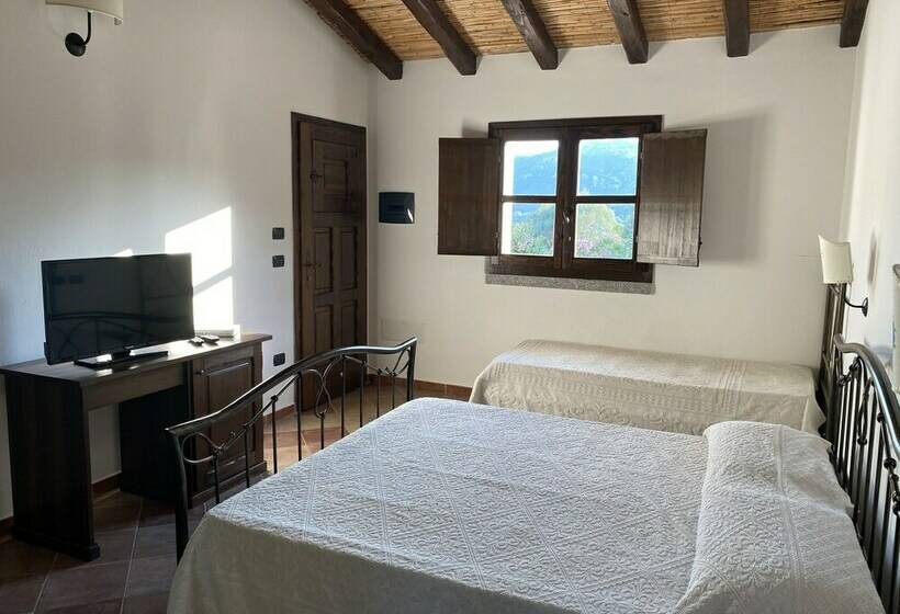 اتاق استاندارد سه نفره, Li Paduleddi Country Guest House