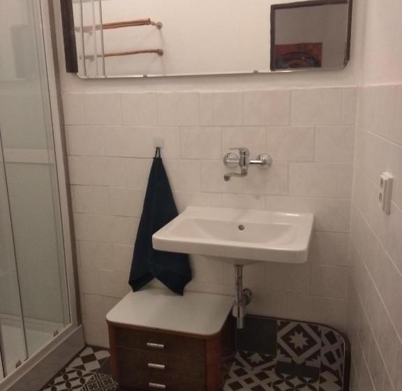 Кровать в Многоместном Номере с Общей Ванной, Schrott Bed&beer