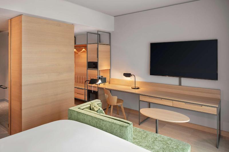 Club Room King Bed, Hyatt Regency Zurich Airport Circle