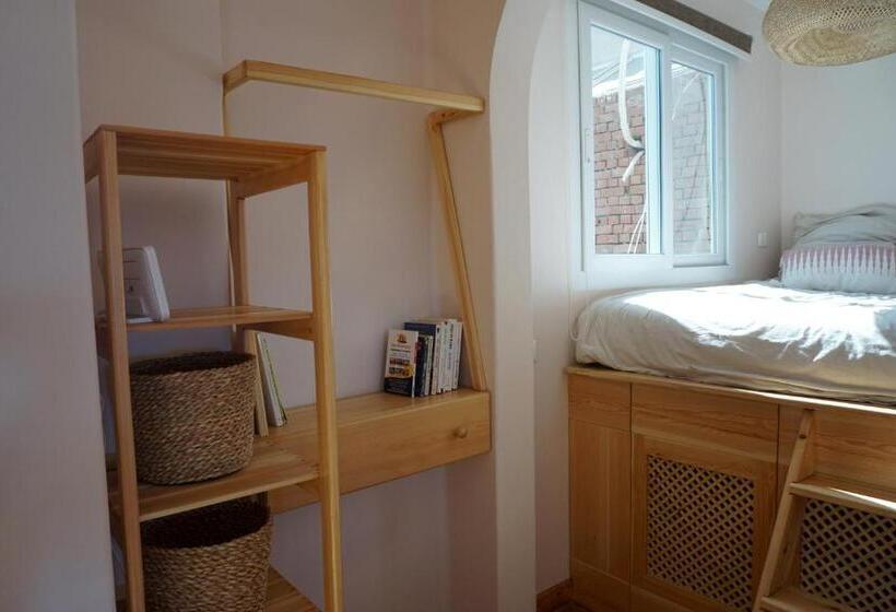 سوئیت با بالکن, Madina Hostel