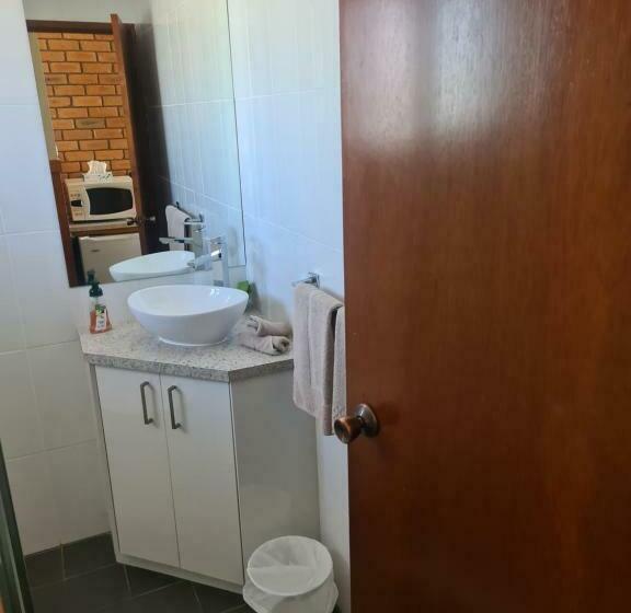 패밀리 룸, Regency Court Motel