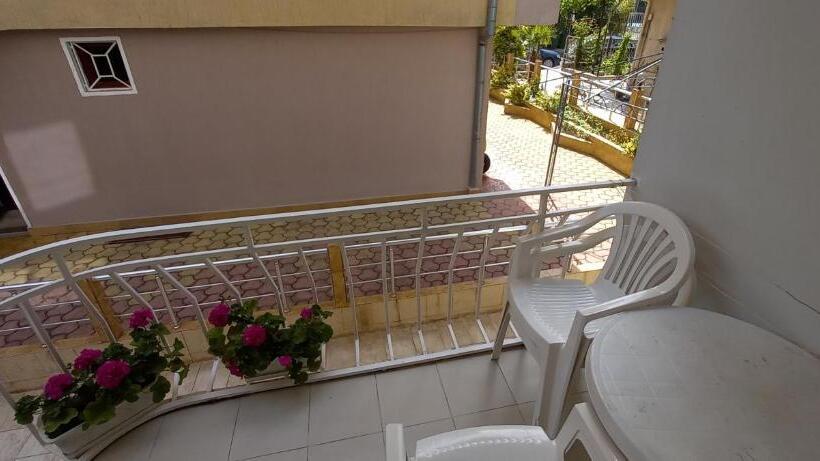 סוויטה משפחתית, Guesthouse Flora