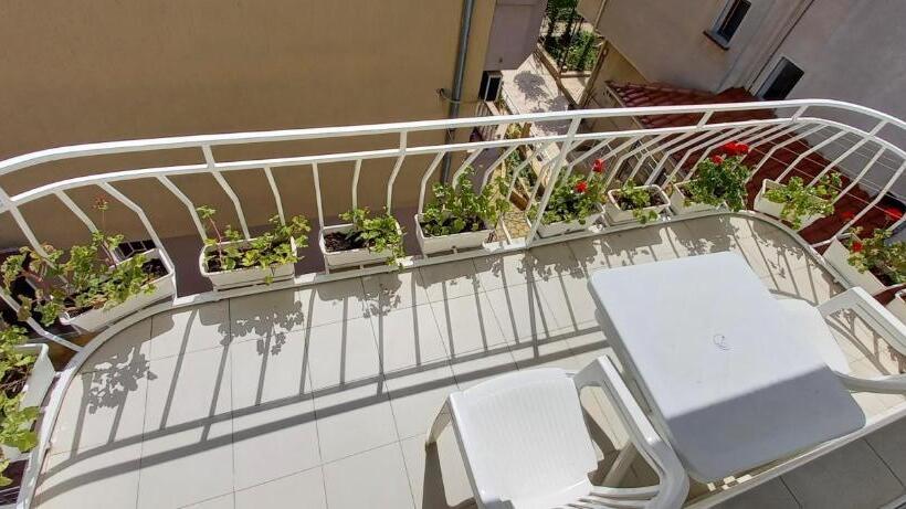 סוויטת ג'וניור, Guesthouse Flora