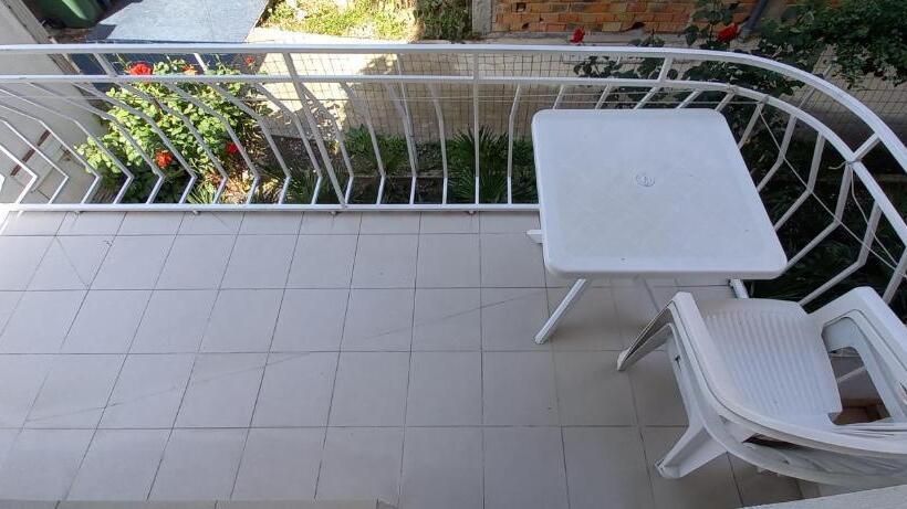 סוויטה משפחתית, Guesthouse Flora