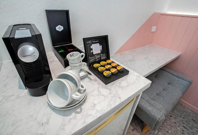 استودیوی استاندارد, Bel Air Motel