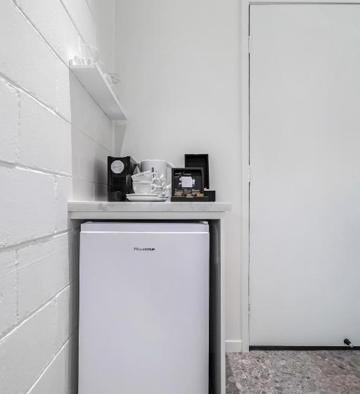 استودیوی لوکس, Bel Air Motel