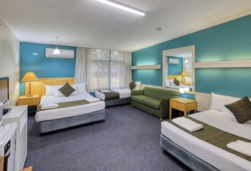 패밀리 룸, Silver Oaks Motel