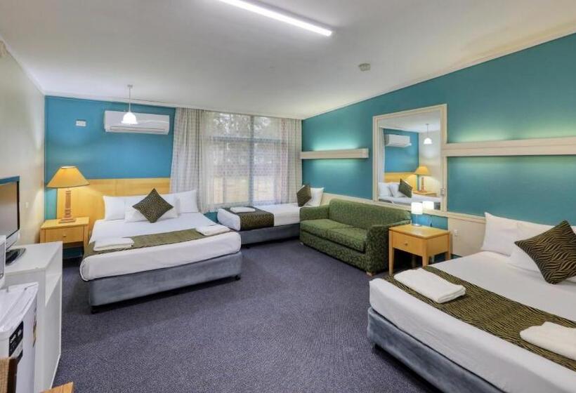 패밀리 룸, Silver Oaks Motel
