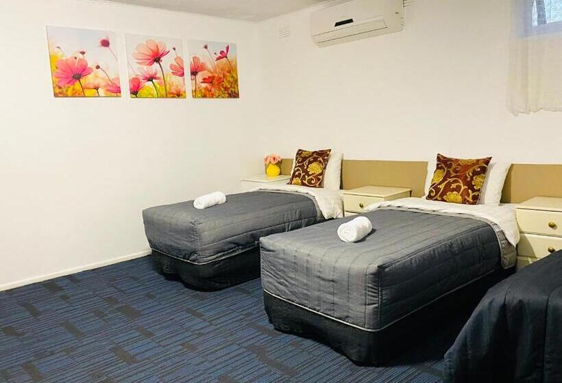 패밀리 룸, Mid Valley Motel