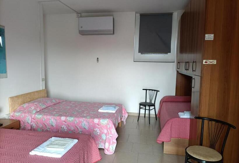 スタンダードトリプルルーム, Albergo Roma