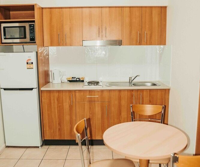 استودیوی استاندارد, Cairns Queens Court