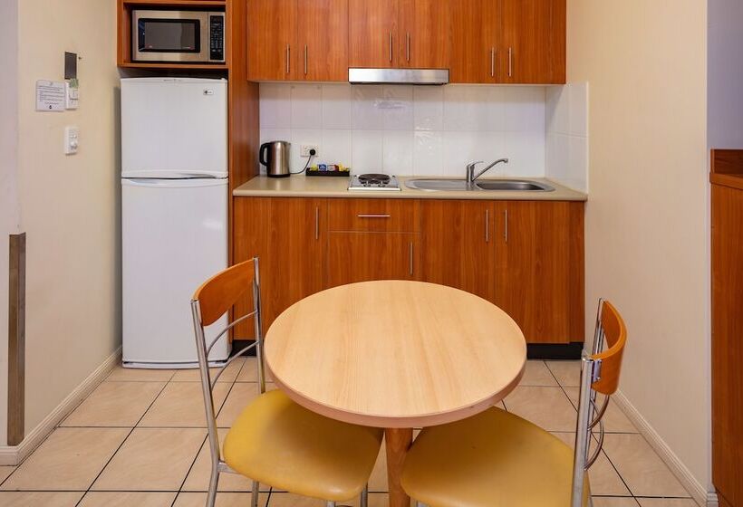 استودیوی استاندارد, Cairns Queens Court