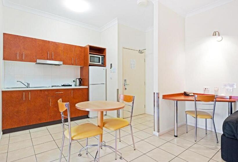 استودیوی استاندارد, Cairns Queens Court