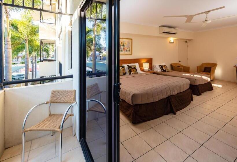 استودیوی استاندارد, Cairns Queens Court