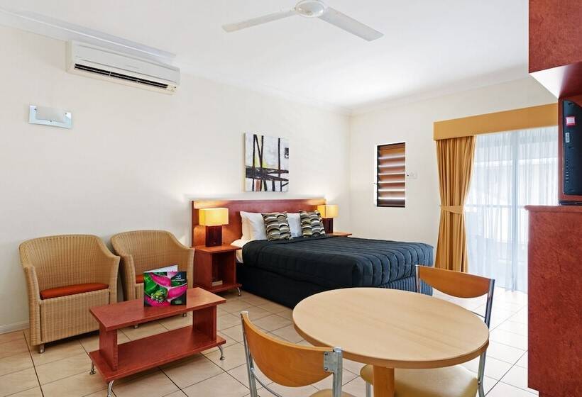 استودیوی استاندارد, Cairns Queens Court