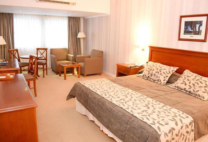 اتاق اجرایی با تخت بزرگ, Howard Johnson Rio Ceballos Hotel Y Casino