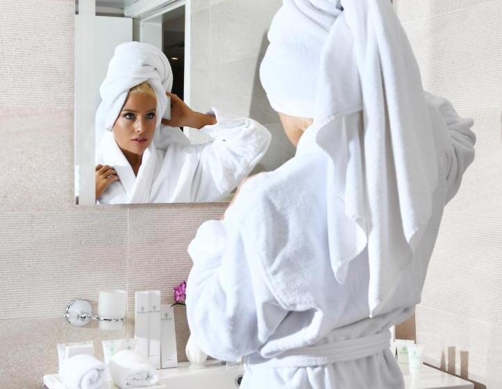 اتاق لوکس با چشم‌انداز استخر, The Palms Beach Hotel And Spa