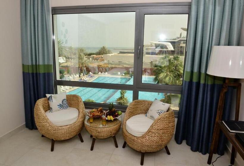 اتاق سوپریور با چشم‌انداز استخر, The Palms Beach Hotel And Spa