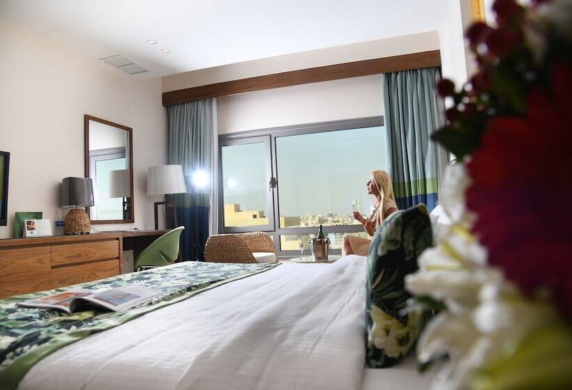 اتاق سوپریور با چشم‌انداز استخر, The Palms Beach Hotel And Spa