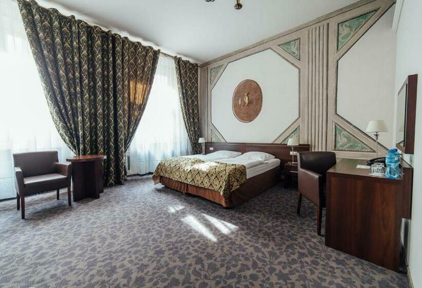 Номер Deluxe, Rezydent