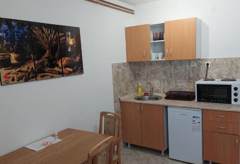 استودیوی استاندارد, Apartments Tatic