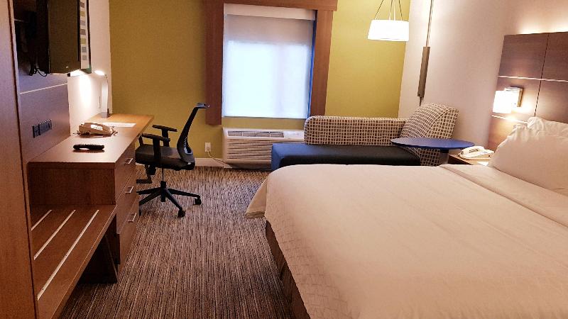 キングサイズベッドのスタンダードルーム, Holiday Inn Express And Suites Surrey, An Ihg