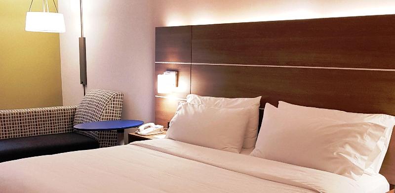 キングサイズベッドのスタンダードルーム, Holiday Inn Express And Suites Surrey, An Ihg
