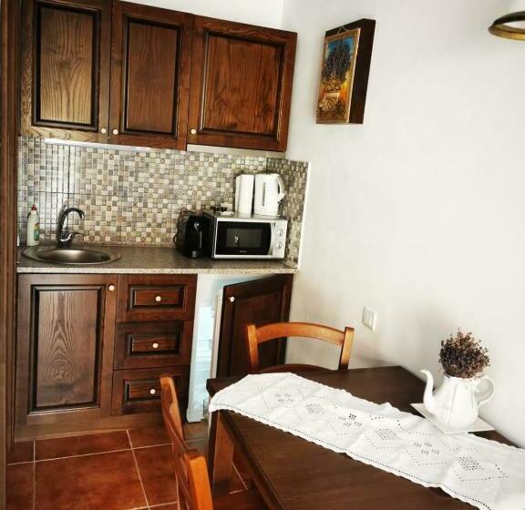 استودیوی استاندارد, Ama Guest House