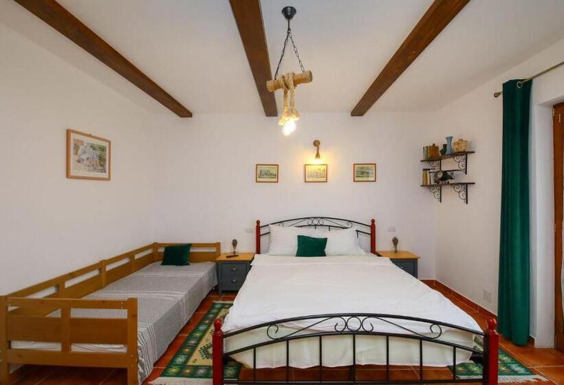 استودیوی استاندارد, Ama Guest House