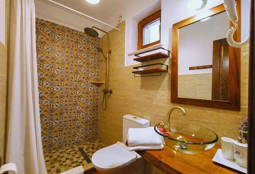 استودیوی استاندارد, Ama Guest House