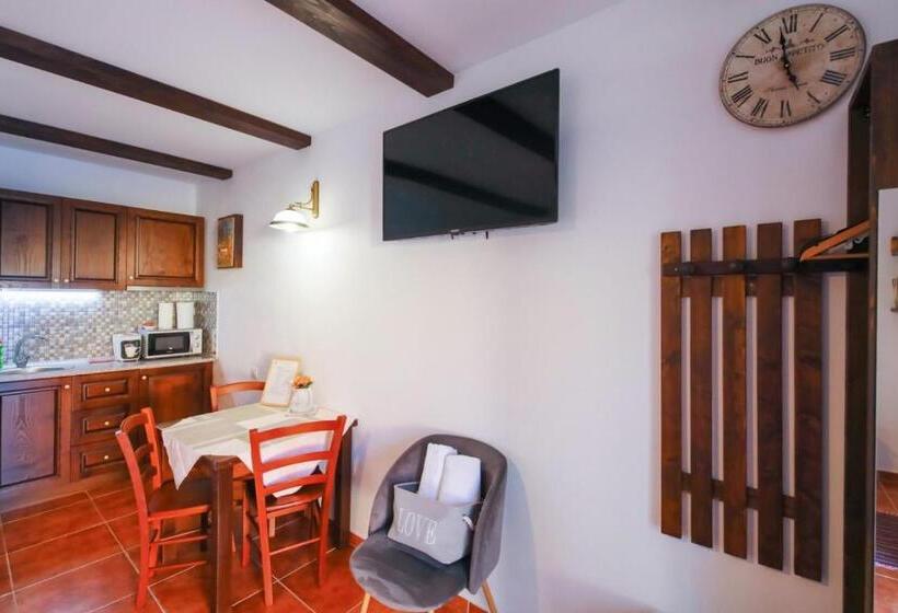 استودیوی استاندارد, Ama Guest House
