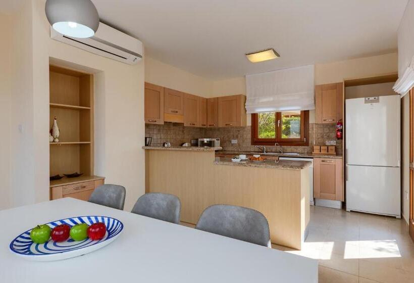 Вилла 3 Спальни с Бассейном, Aphrodite Hills Rentals   Junior Villas