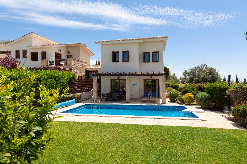 Вилла 3 Спальни с Бассейном, Aphrodite Hills Rentals   Junior Villas