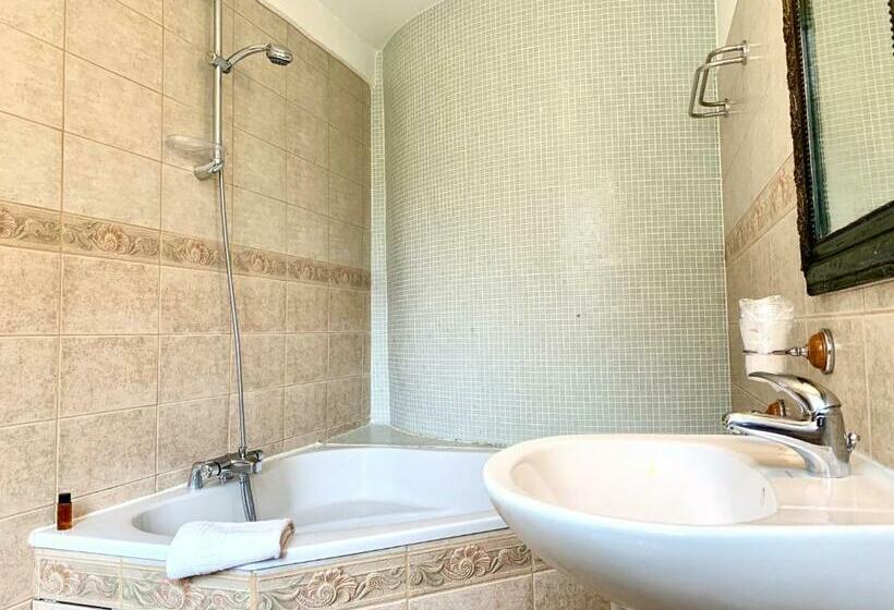 Трехместный Номер Стандарт Вид на Сад, B&b La Tour Blanche